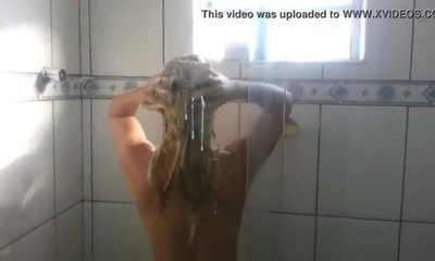 Débora fantine tomando banho pelada (debora fantine bathing naked)